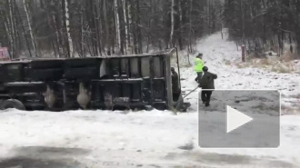 Видео из Подмосковья: На Киевском шоссе перевернулся военный грузовик