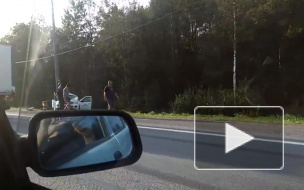 Видео: На Мурманском шоссе случилась авария, одну машину перевернуло, другая врезалась в столб