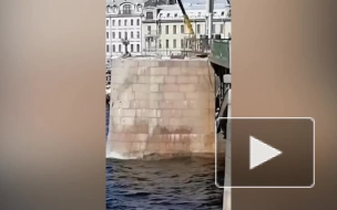 Петербуржцы заметили рабочих на Биржевом мосту, которые сбрасывают мусор в Неву