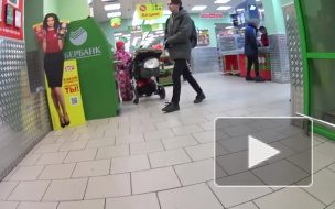 Покупателям "Пятерочки" разрешили забирать домой картонные фигуры Ольги Бузовой