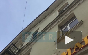 Груда камней обрушилась на тротуар с крыши дома на Среднеохтинском проспекте