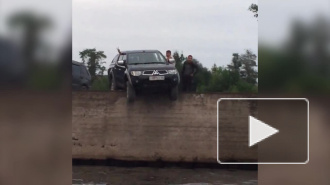 Видео: у Вантового моста туристы устроили экстремальный отдых на авто