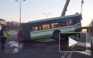 Видео из Москвы: грузовик разорвал на части пассажирский автобус на МКАД