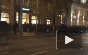 Видео: москвичи весь день стояли в очереди за Iphone X