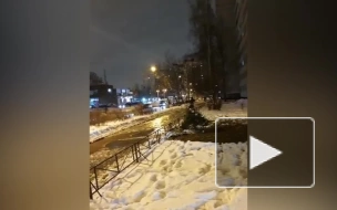 Улицу Симонова затопило водой из-за прорыва трубы