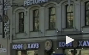 На петербурженку рухнула вывеска "Кофе Хауз"