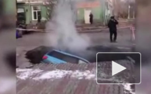 Видео: В Красноярске из-за прорыва трубы провалился автомобиль