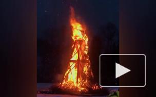 На Елагином острове сожгли семиметровое чучело Масленицы