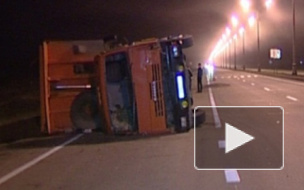 Ночью в Петербурге произошли две аварии с грузовиками