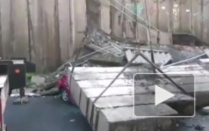 Видео из Приморья: Из-за непогоды бетонная стена рухнула на парковку
