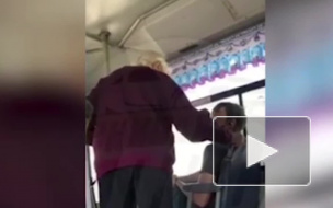 Видео из Владивостока: Принципиальная пенсионерка устроила скандал и ударила подростка в общественном транспорте