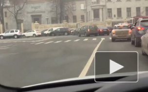 Петербуржец снял на видео беспредел BMW генерала прокуратуры на глазах у ГИБДД