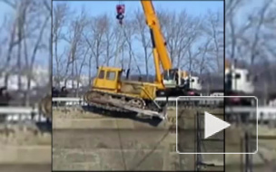 Видео: разгильдяй-водитель опрокинул в шлюз кран с бульдозером
