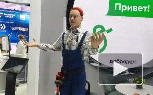 На стенде Московской области робот Женя рассказывает анекдоты