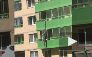 Видео: в Кудрово молодой экстремал выкользнул с балкона на улицу по шелковым покрывалам