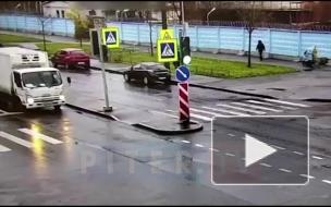 На улице Одоевского столкнулись "Газель" и иномарка