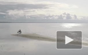 Петербуржец на мотоцикле рассекал просторы Финского залива 