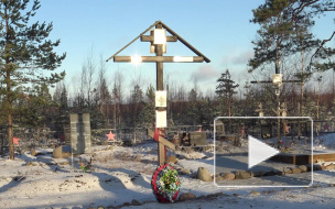 Видео: на торжественно-траурной церемонии в поселке Каменка 80-летняя Мира Костышина перезахоронила своего отца 