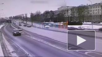 На Ушаковской набережной заметили горящий автомобиль