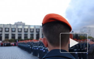 Будущие пожарные принесли присягу на площади Победы в Петербурге