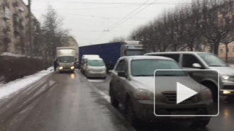 В Петербурге собирается пробка из-за фуры, которая перегородила дорогу 