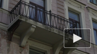Балконный рейд: Piter TV изучил опасные балконы в центре города