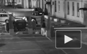 У отеля в Подъездном переулке пьяный хулиган повредил капот и оторвал зеркало у двух автомобилей Mercedes