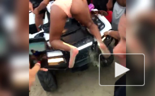 Горячее видео: девчонки исполнили сексуальный тверк на авто
