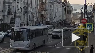Во Владивостоке пассажирский автобус врезался в здание суда
