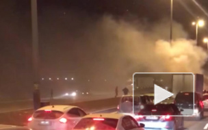 На Софийской улице полыхает легковой автомобиль