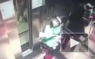 Жуткое видео из Китая: Высокооплачиваемая няня жестоко избила малыша в лифте
