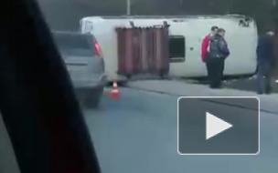 В Кемерове маршрутный автобус улетел в кювет и перевернулся