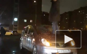 Нетрезвый мужчина пытался разрушить машину на улице на Демьяна Бедного