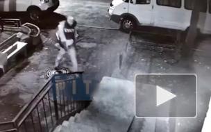 Камеры засняли хулигана, разрисовавшего подъезд на Выборгском шоссе