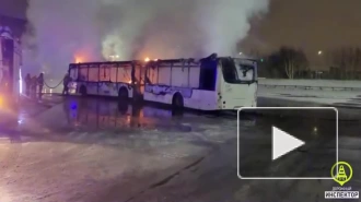 Утром в Приморском районе загорелся автобус
