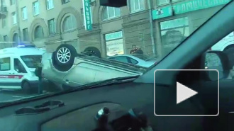 Видео из Петербурга: на Обуховской Обороны Mitsubishi Lancer перевернулся после ДТП