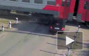 Видео: Электричка снесла половину автомобиля на переезде в Ленобласти