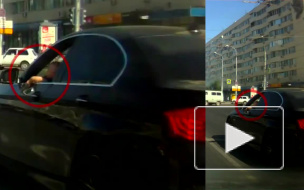 Видео: маленький ребенок ехал за рулем элитной иномарки