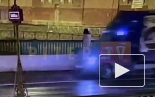 Момент спасения женщины с Борового моста засняли камеры