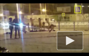 Видео: Молодые люди устроили зарядку голышом в центре Южно-Сахалинска 