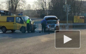 В Кузьмолово дорогу не поделили два микроавтобуса 