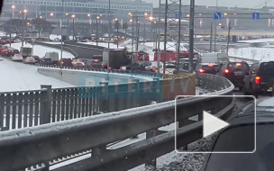 Возле моста Александра Невского развернуло и скрутило фуру