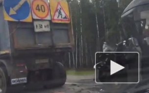 Смертельное ДТП на Новоприозерском: микроавтобус врезался в КАМАЗ