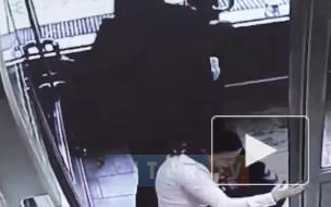 Попытка ограбления в салоне сотовой связи в Петербурге попала на видео