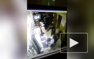 Дерзкий побег преступника со спущенными штанами попал на видео и насмешил Интернет Дерзкий побег преступника со спущенными штанами попал на видео и насмешил Интернет