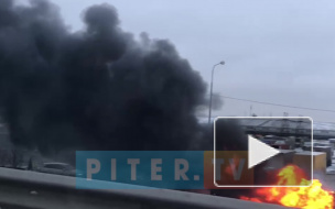 Появилось видео: в промзоне Шушар полыхает пожар