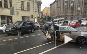 На Суворовском SAAB-нарушитель смяли на половину в массовом ДТП
