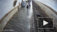 Пассажир метро в Москве, которого столкнули на рельсы, ...
