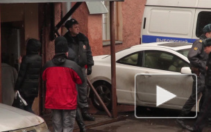 Петербуржца сутки удерживали в квартире, стреляли в него и вымогали деньги