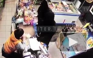 Неизвестные ограбили магазин на улице Рашетова